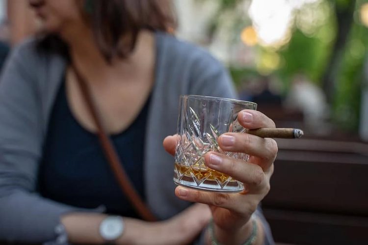 Τα «έτσουξαν» σε σνακ – μπαρ των Τρικάλων