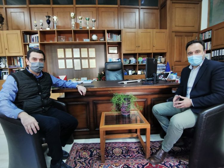 Εθιμοτυπική μεν ουσιαστική δε η επίσκεψη του Σκρέκα στο Δημαρχείο