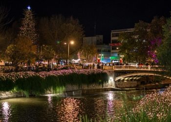Φως και αισιοδοξία από το λαμπερό χριστουγεννιάτικο δέντρο των Τρικάλων
