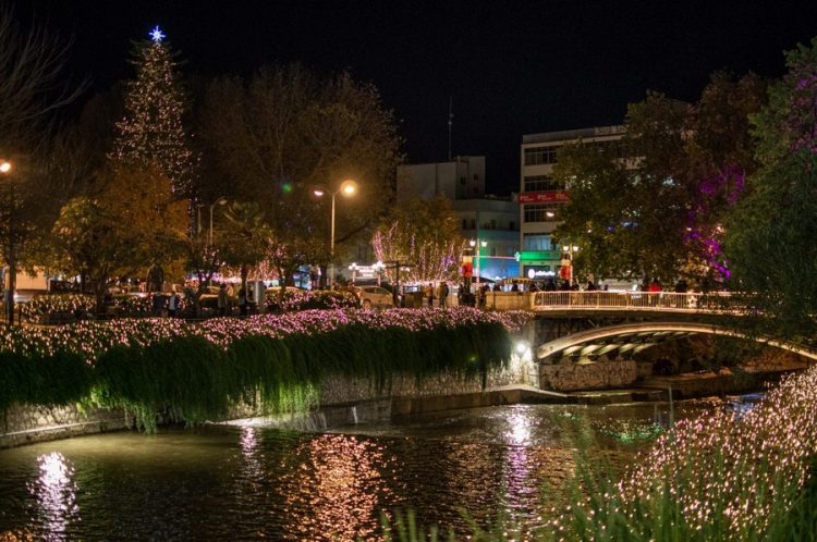 Φως και αισιοδοξία από το λαμπερό χριστουγεννιάτικο δέντρο των Τρικάλων