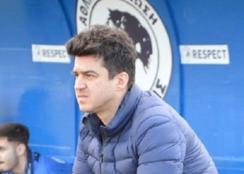 Ο πρ. πρόεδρος της ΑΕΦ Γιώργος Χαλβατζάς  αποχαιρετά τον Αποστόλη Γκαραγκάνη και συγκινεί