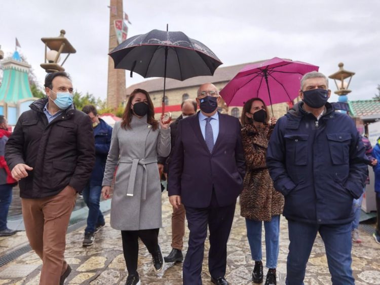 Μαγεύτηκε από τα… χριστουγεννιάτικα Τρίκαλα και τον «πράσινο» Μύλο των Ξωτικών ο Υφυπουργός Μεταφορών