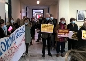 Δυναμική διαμαρτυρία συμβασιούχων στη διοίκηση του Νοσοκομείου Τρικάλων