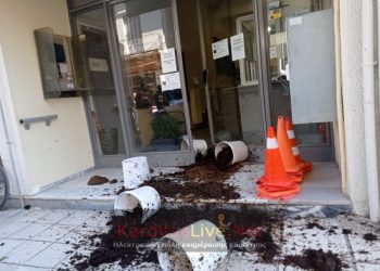 Πέταξαν κοπριές στην Νομαρχία Καρδίτσας – Στους δρόμους αγρότες και κτηνοτρόφοι
