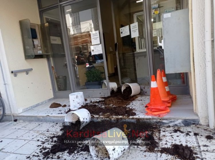 Πέταξαν κοπριές στην Νομαρχία Καρδίτσας – Στους δρόμους αγρότες και κτηνοτρόφοι