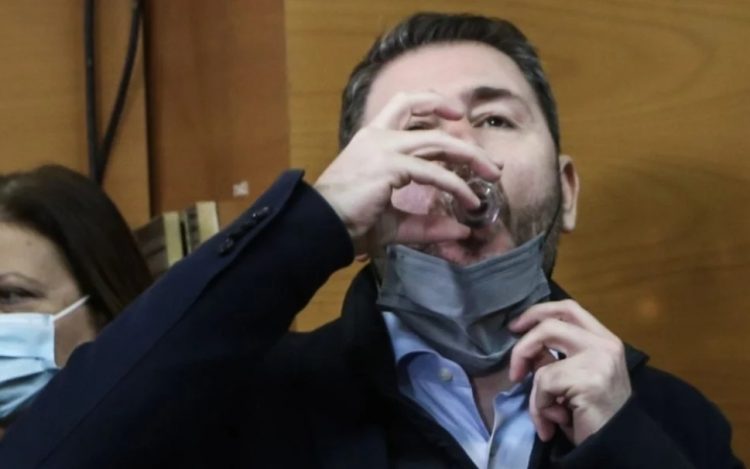 «Έβγαλαν στη σέντρα» τον Ανδρουλάκη