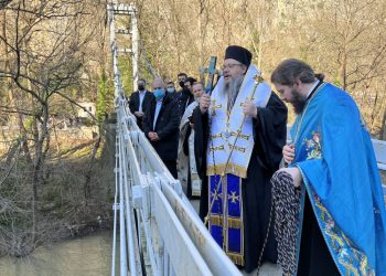 Eυλόγησε τα Ύδατα του ποταμού Πηνειού o Μητροπολίτης Λαρίσης