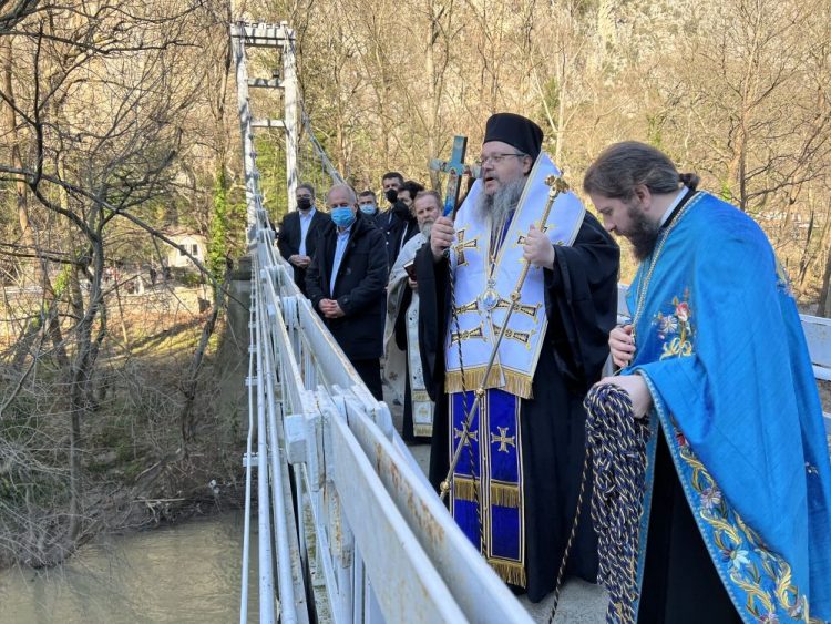 Eυλόγησε τα Ύδατα του ποταμού Πηνειού o Μητροπολίτης Λαρίσης