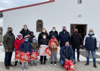 Μοίρασε δώρα σε  παιδιά σεισμόπληκτων περιοχών ο Κώστας Αγοραστός