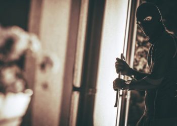 Τσάκωσαν τον «ποντικό» που βούτηξε  μπουφάν και  καπέλο από κατάστημα των Τρικάλων