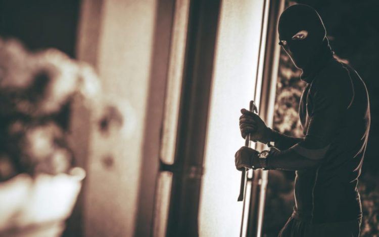Τσάκωσαν τον «ποντικό» που βούτηξε  μπουφάν και  καπέλο από κατάστημα των Τρικάλων