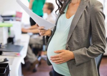 «Άδεια εγκυμοσύνης στο δημόσιο, 1 χρόνος… στον ιδιωτικό τομέα, 17 εβδομάδες!»