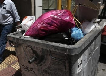 Προσποιήθηκε τον γιατρό και έπεισε Λαρισαία να αφήσει 3.000 ευρώ σε κάδο απορριμμάτων – Αποπειράθηκαν να βουτήξουν 50.000 από άλλη Λαρισαία