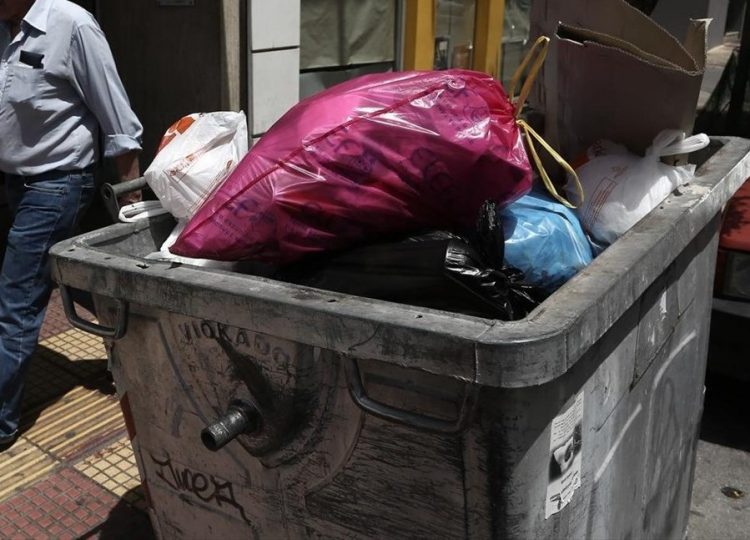 Προσποιήθηκε τον γιατρό και έπεισε Λαρισαία να αφήσει 3.000 ευρώ σε κάδο απορριμμάτων – Αποπειράθηκαν να βουτήξουν 50.000 από άλλη Λαρισαία
