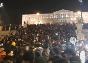 Οι Πακιστανοί ζητούν συγγνώμη για τον συνωστισμό στο Σύνταγμα και θέλουν ακύρωση των προστίμων