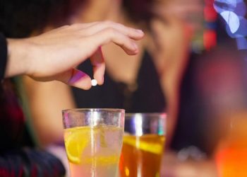 Χάπι βιασμού – Πού βρίσκουν οι δράστες το απαγορευμένο χάπι και πώς επιδρά;