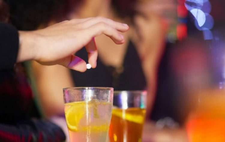 Χάπι βιασμού – Πού βρίσκουν οι δράστες το απαγορευμένο χάπι και πώς επιδρά;