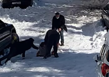Κακοκαιρία Ελπίδα: Αδιανόητο βίντεο – Σέρνουν φέρετρο στα χιόνια στου Ζωγράφου