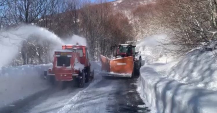 «Καθαρό» το οδικό δίκτυο  της Περιφέρειας Θεσσαλίας – Επιχειρούν παντού  στα ορεινά τα μηχανήματα!