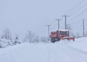 Σε εξέλιξη επιχειρήσεις αποχιονισμού στα ορεινά της Θεσσαλίας – Αυξημένη επιφυλακή για το ύψος των νερών στα ποτάμια