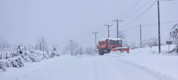 Σε εξέλιξη επιχειρήσεις αποχιονισμού στα ορεινά της Θεσσαλίας – Αυξημένη επιφυλακή για το ύψος των νερών στα ποτάμια