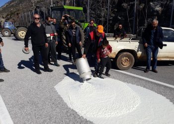 Αγρότες έκλεισαν την Εθνική  και πέταξαν γάλα στον δρόμο
