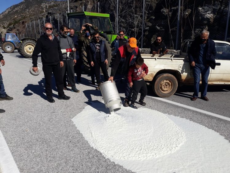 Αγρότες έκλεισαν την Εθνική  και πέταξαν γάλα στον δρόμο