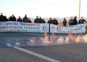 Αγρότες: Έβαλαν φωτιά στο τσίπουρο στην εθνική οδό