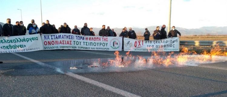 Αγρότες: Έβαλαν φωτιά στο τσίπουρο στην εθνική οδό