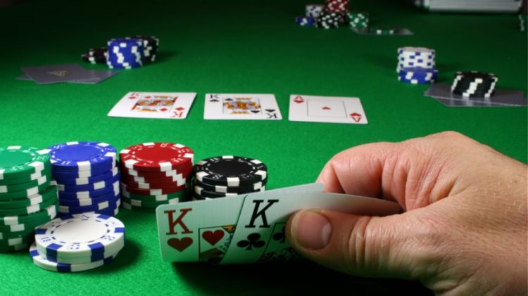 Συνελήφθησαν στην Ελασσόνα οκτώ άτομα που έπαιζαν «poker» – Κατασχέθηκαν 4.605€