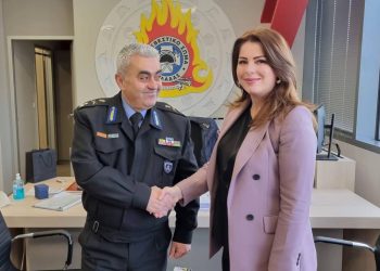 Η Κ. Παπακώστα στον Αρχηγό της Πυροσβεστικής