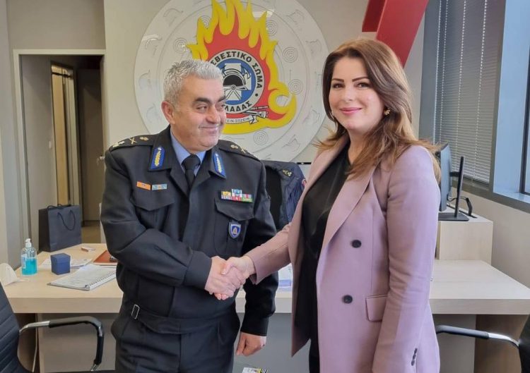 Η Κ. Παπακώστα στον Αρχηγό της Πυροσβεστικής