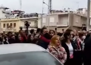 Οργή λαού έξω από το σπίτι της Ρούλας! «Να την κρεμάσουν» φωνάζουν και χτυπούν την πόρτα