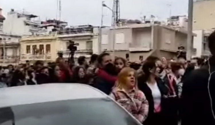 Οργή λαού έξω από το σπίτι της Ρούλας! «Να την κρεμάσουν» φωνάζουν και χτυπούν την πόρτα