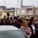 Οργή λαού έξω από το σπίτι της Ρούλας! «Να την κρεμάσουν» φωνάζουν και χτυπούν την πόρτα
