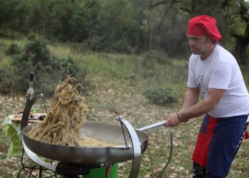 Μετέωρα: Ξανά στο κυνήγι… τρούφας – Επί τόπου παρασκευή μακαρονάδας με μανιτάρια και τρούφα