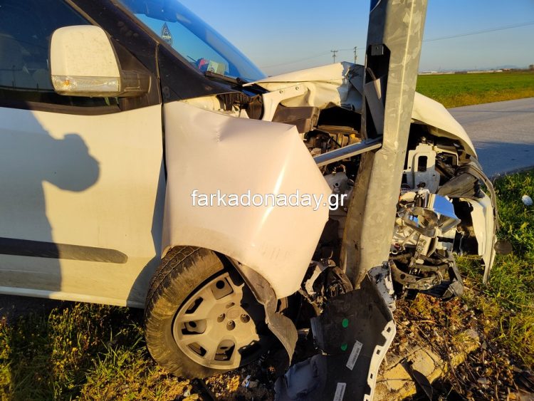 Ταξιάρχες: Αυτοκίνητο καρφώθηκε σε κολώνα (φωτό)