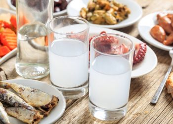 Για τσιπουροκαταστάσεις μετά την παρέλαση… στο «Πανεπιστήμιο» του Κοσμά στην Οιχαλία