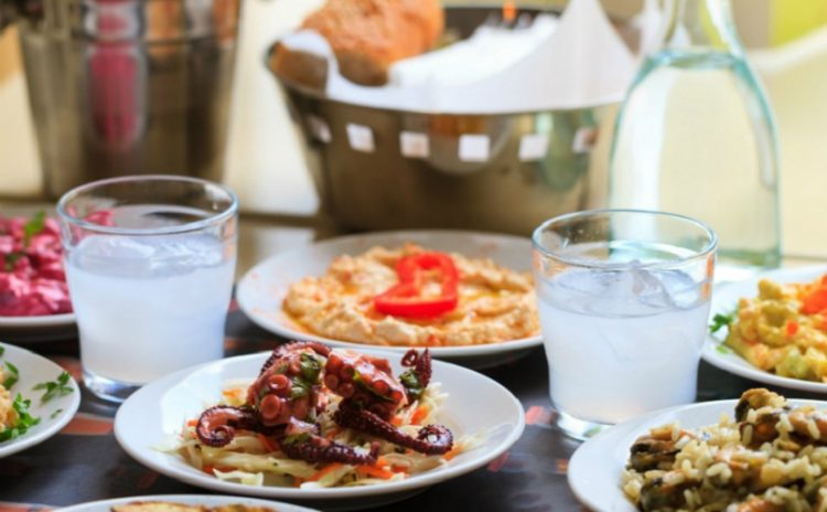 Το Ουζερί Μεζεδοπωλειο «Όρεξη να ‘χεις» σου ετοιμάζει ό,τι επιβάλλεται μετά την παρέλαση!