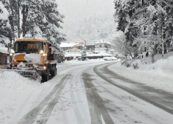 Επιχειρούν για δεύτερη μέρα τα μηχανήματα για τον αποχιονισμό του οδικού δικτύου