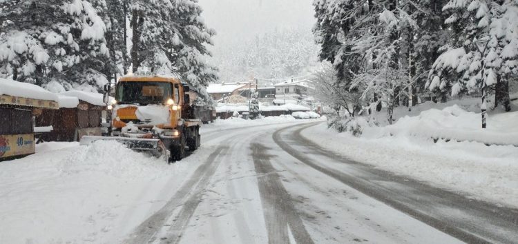 Επιχειρούν για δεύτερη μέρα τα μηχανήματα για τον αποχιονισμό του οδικού δικτύου