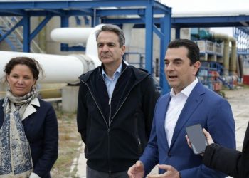 Μητσοτάκης και Σκρέκας στη Μονάδα Υγροποιημένου Φυσικού Αερίου (LNG) στο  νησί της Ρεβυθούσας