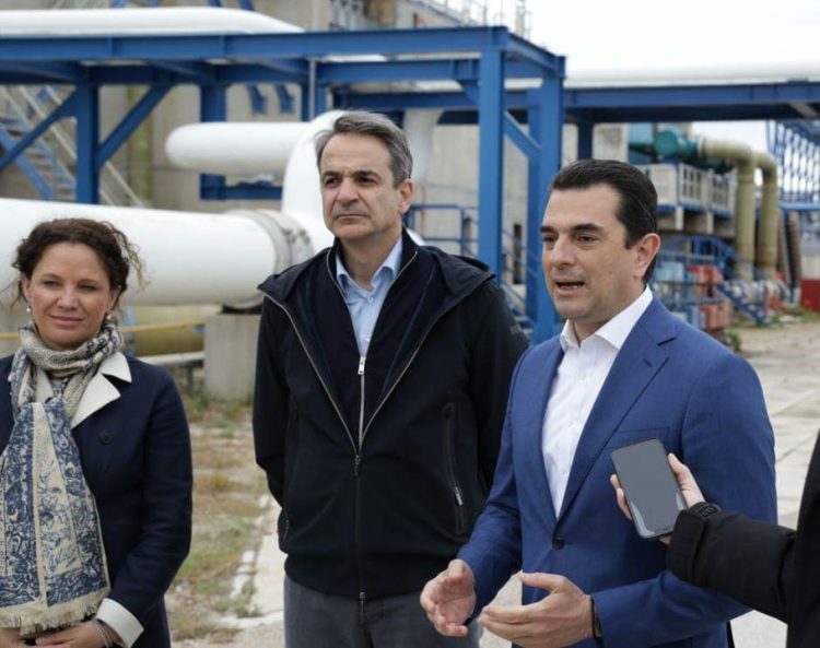 Μητσοτάκης και Σκρέκας στη Μονάδα Υγροποιημένου Φυσικού Αερίου (LNG) στο  νησί της Ρεβυθούσας