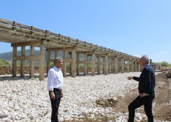  Καθαρίζει την κοίτη του Πηνειού  και στερεώνει τη γέφυρα στο δρόμο Φαρκαδόνα- Κεραμίδι η Περιφέρεια Θεσσαλίας  