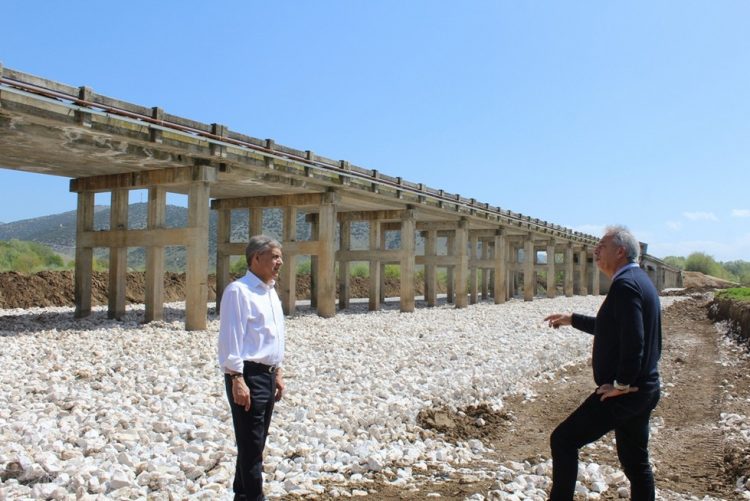  Καθαρίζει την κοίτη του Πηνειού  και στερεώνει τη γέφυρα στο δρόμο Φαρκαδόνα- Κεραμίδι η Περιφέρεια Θεσσαλίας  