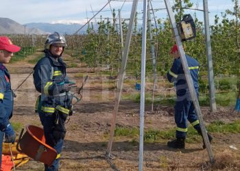 Κινηματογραφική διάσωση σκύλου από Πυροσβέστες στον Τύρναβο που έπεσε σε πηγάδι