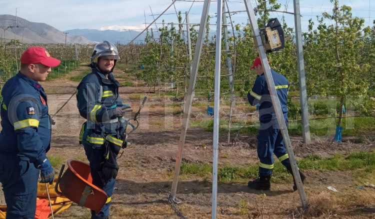 Κινηματογραφική διάσωση σκύλου από Πυροσβέστες στον Τύρναβο που έπεσε σε πηγάδι
