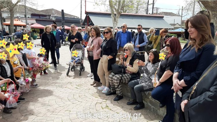 Αναβίωσε το έθιμο με τις Λαζαρίνες στην πλατεία της Φαρκαδόνας
