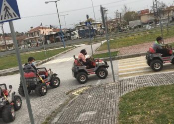 Μαθήματα ΚΟΚ σε μικρούς Ρομά στα Τρίκαλα