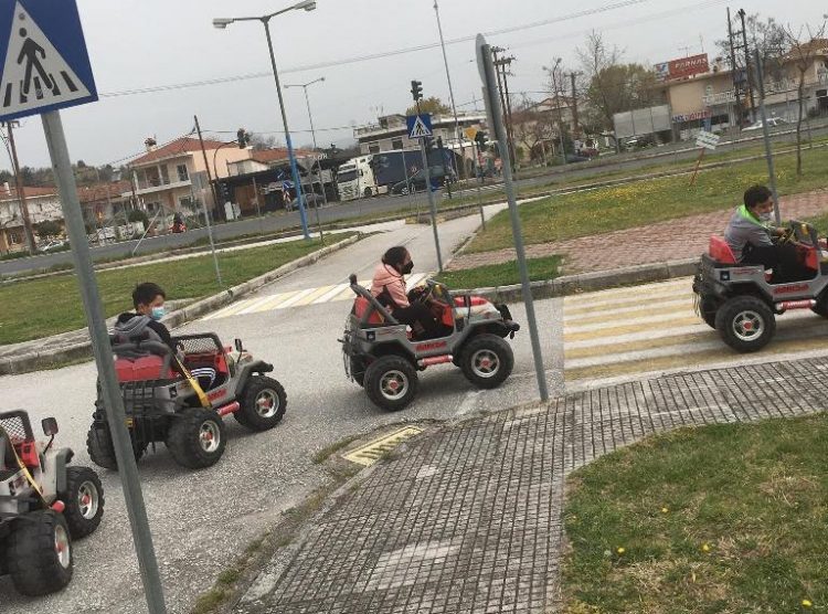 Μαθήματα ΚΟΚ σε μικρούς Ρομά στα Τρίκαλα